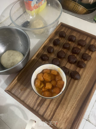 蛋黄酥的做法步骤：2