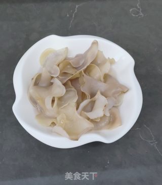 白木耳韭菜炒鸡蛋的做法步骤：1