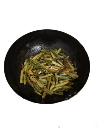 干煸豆角土豆的做法步骤：4