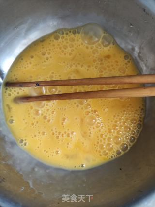 葱花煎蛋的做法步骤：1