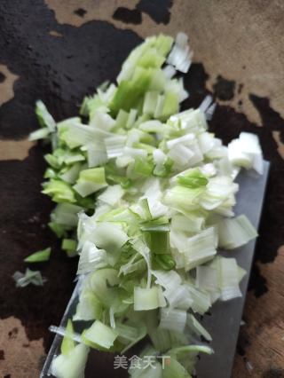 葱花煎蛋的做法步骤：2