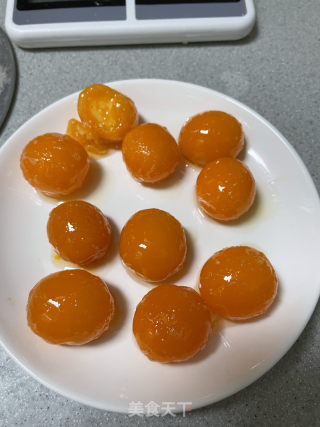广式莲蓉蛋黄月饼的做法步骤：1