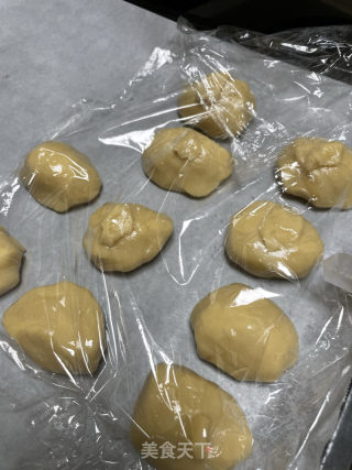 广式莲蓉蛋黄月饼的做法步骤：2