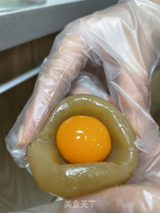 广式莲蓉蛋黄月饼的做法步骤：3