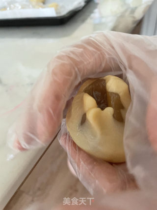 广式莲蓉蛋黄月饼的做法步骤：4