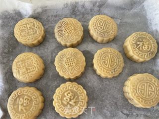 广式莲蓉蛋黄月饼的做法步骤：5