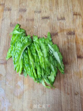 洋葱绿豆芽炒苦瓜的做法步骤：1