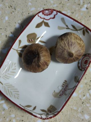羊肚菌黑蒜汤的做法步骤：3