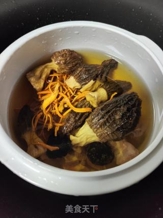 羊肚菌黑蒜汤的做法步骤：6