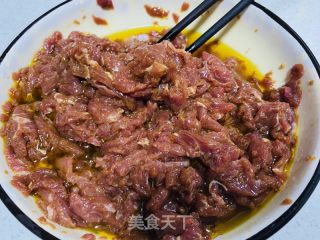 香菜炒牛肉的做法步骤：1