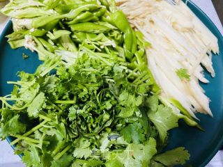 香菜炒牛肉的做法步骤：2