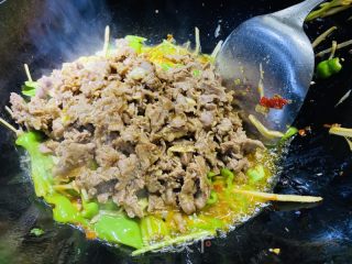 香菜炒牛肉的做法步骤：6