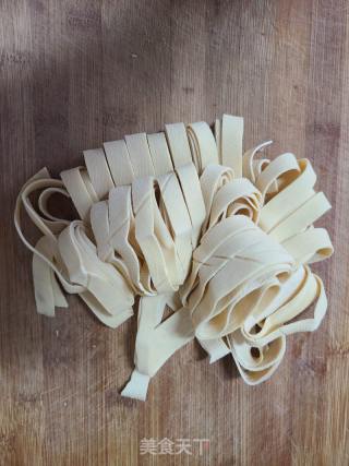 绿豆芽炒豆腐皮的做法步骤：1
