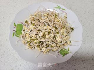 绿豆芽炒豆腐皮的做法步骤：2