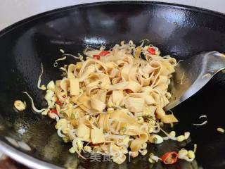 绿豆芽炒豆腐皮的做法步骤：4