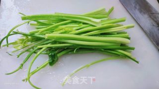 香芹炒肉丝的做法步骤：1