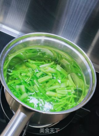 香芹炒肉丝的做法步骤：5