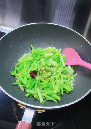 香芹炒肉丝的做法步骤：7