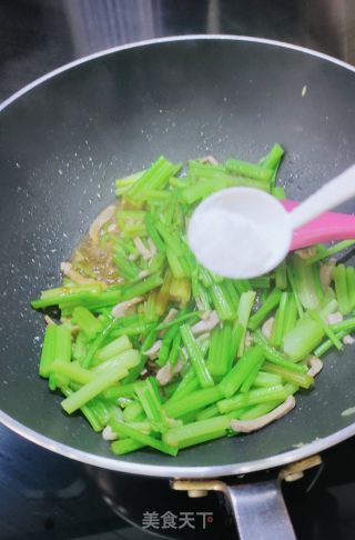 香芹炒肉丝的做法步骤：8