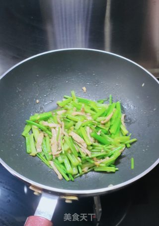 香芹炒肉丝的做法步骤：9