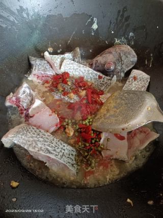 剁椒焖鱼的做法步骤：2