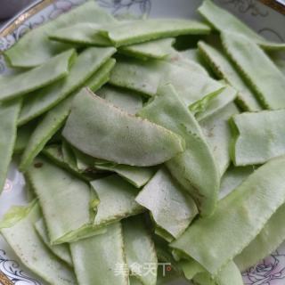 扁豆炒烤鸭的做法步骤：2