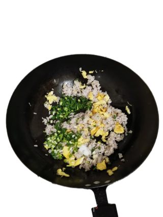 蛋炒饭的做法步骤：4