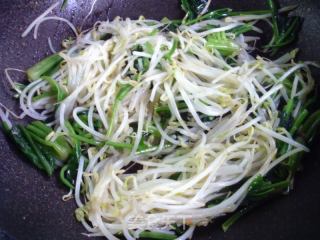 菠菜炒绿豆芽的做法步骤：6