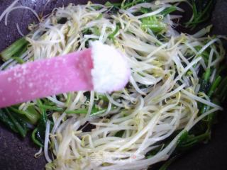 菠菜炒绿豆芽的做法步骤：7