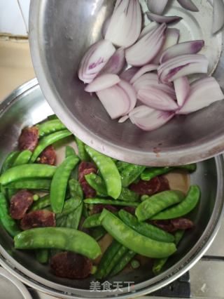 荷兰豆炒腊肠的做法步骤：6
