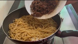 沙茶牛肉炒意面的做法步骤：12