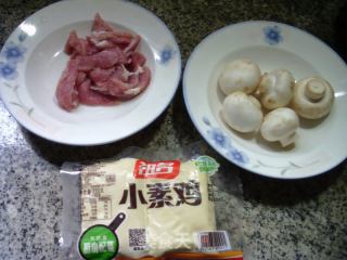 蘑菇瘦肉炒小素鸡的做法步骤：1