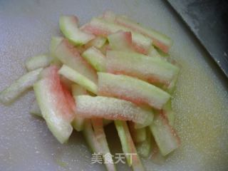 西瓜皮炒青瓜的做法步骤：3