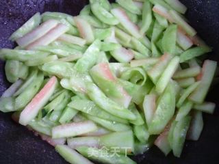 西瓜皮炒青瓜的做法步骤：8