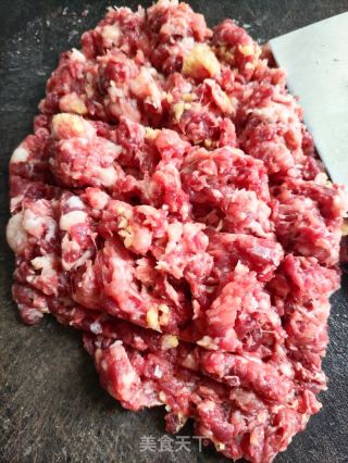 洋葱香菜牛肉包子的做法步骤：1