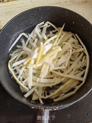 鸡块烧笋丝的做法步骤：1