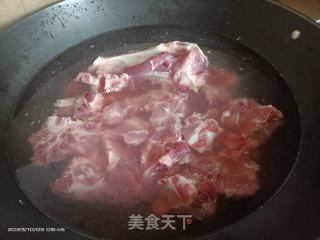 龙骨胡萝卜玉米汤的做法步骤：1