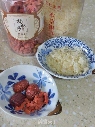 苹果银耳糖水的做法步骤：1