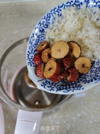 苹果银耳糖水的做法步骤：2