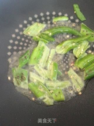 青椒炒皮蛋的做法步骤：4