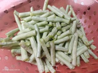 干煸豆角的做法步骤：1