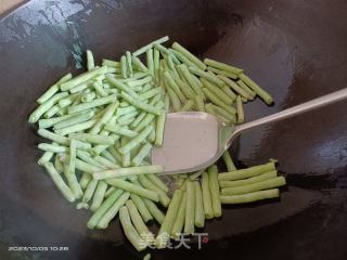 干煸豆角的做法步骤：2