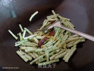 干煸豆角的做法步骤：3
