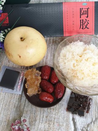 阿胶雪耳炖梨汤的做法步骤：1