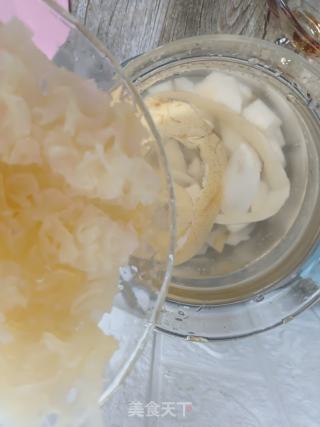 阿胶雪耳炖梨汤的做法步骤：4