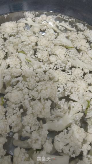 咸蛋黄炒菜花的做法步骤：1
