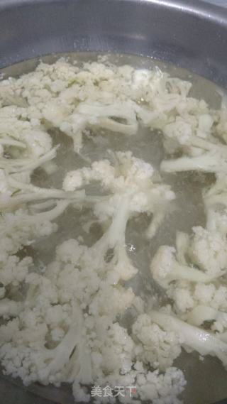 咸蛋黄炒菜花的做法步骤：2