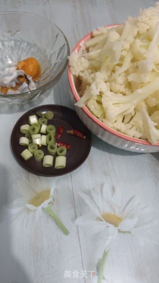 咸蛋黄炒菜花的做法步骤：3
