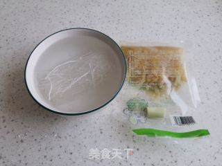 酸菜粉丝汤的做法步骤：1