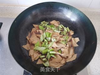 尖椒干豆腐的做法步骤：7